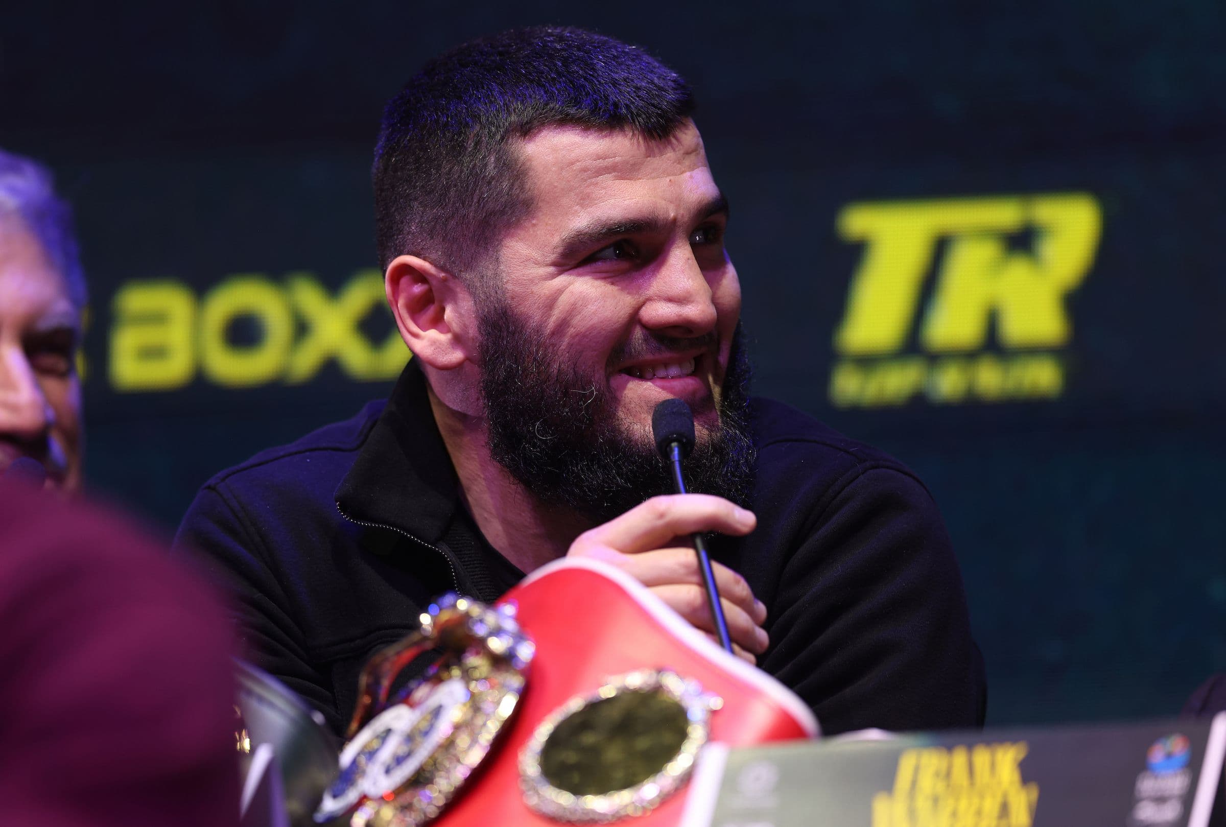 artur-beterbiev (1).jpg