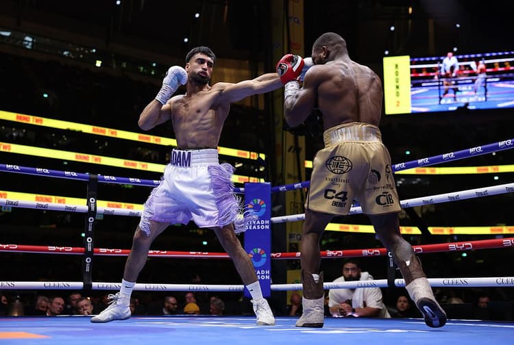 Adam Azim envoie Kurt Scoby au tapis et le stoppe dans le dernier round pour décrocher une victoire nette par TKO