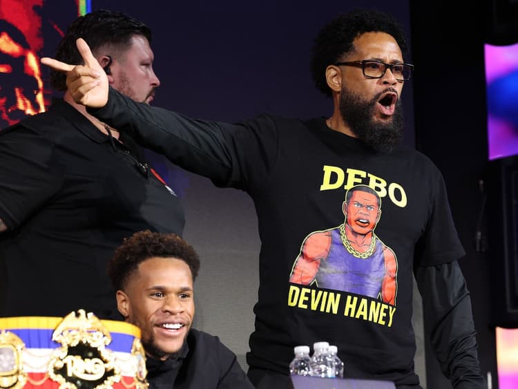 ブライアン・ノーマン・シニア対ビル・ヘイニーの試合は、両者の息子によるリングIVでの大注目の対決の前座となる