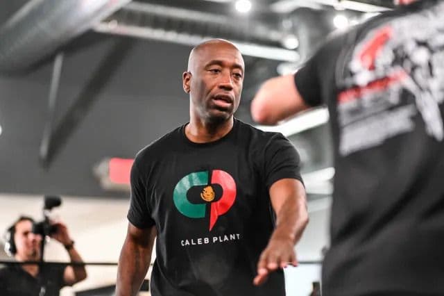 Stephen Edwards le desea lo mejor al “tremendo” Caleb Plant tras su separación como entrenador