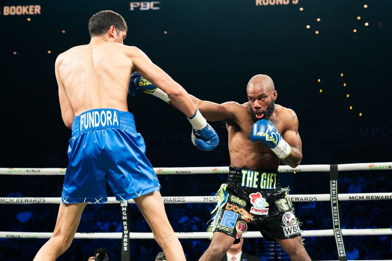 fundora-booker-fight (6).jpg