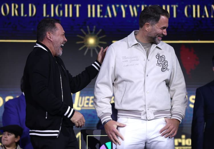 Eddie Hearn cuestiona los motivos de Óscar De La Hoya respecto a las negociaciones Ortiz-Ennis
