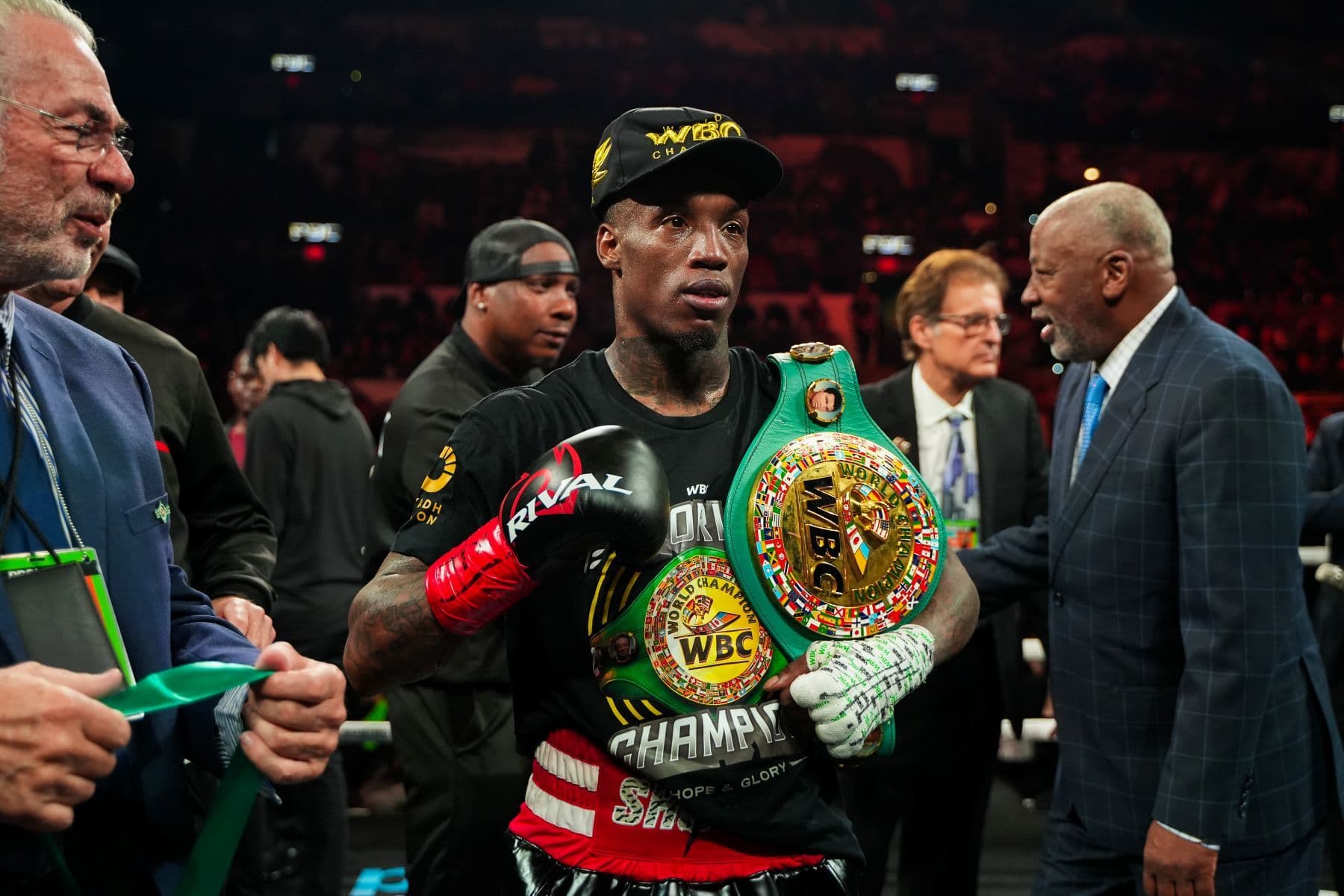 O’Shaquie Foster renonce au titre intérimaire des 135 livres et conserve sa ceinture des 130 livres