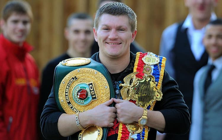 Ricky Hatton, icône de la boxe britannique et ancien champion du monde, retrouvé mort à 46 ans.
