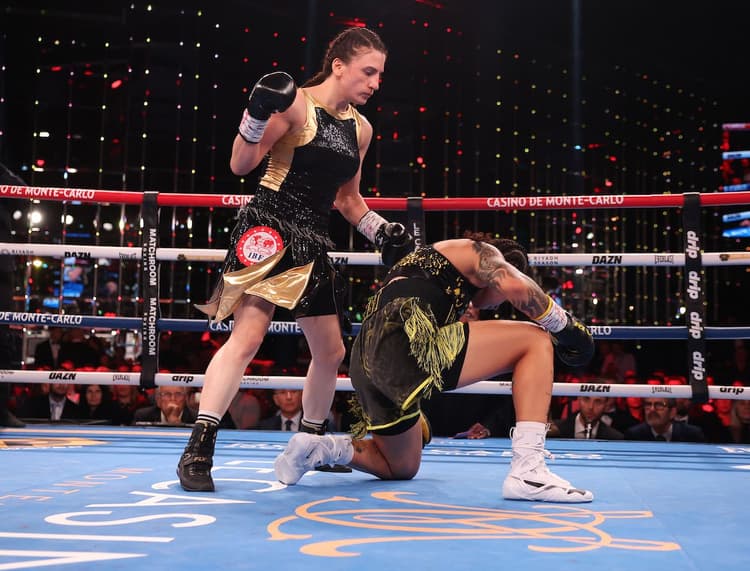 エリフ・ヌル・トゥルハン、ベアトリス・フェレイラを5回TKOで粉砕し、IBFライト級王座を獲得