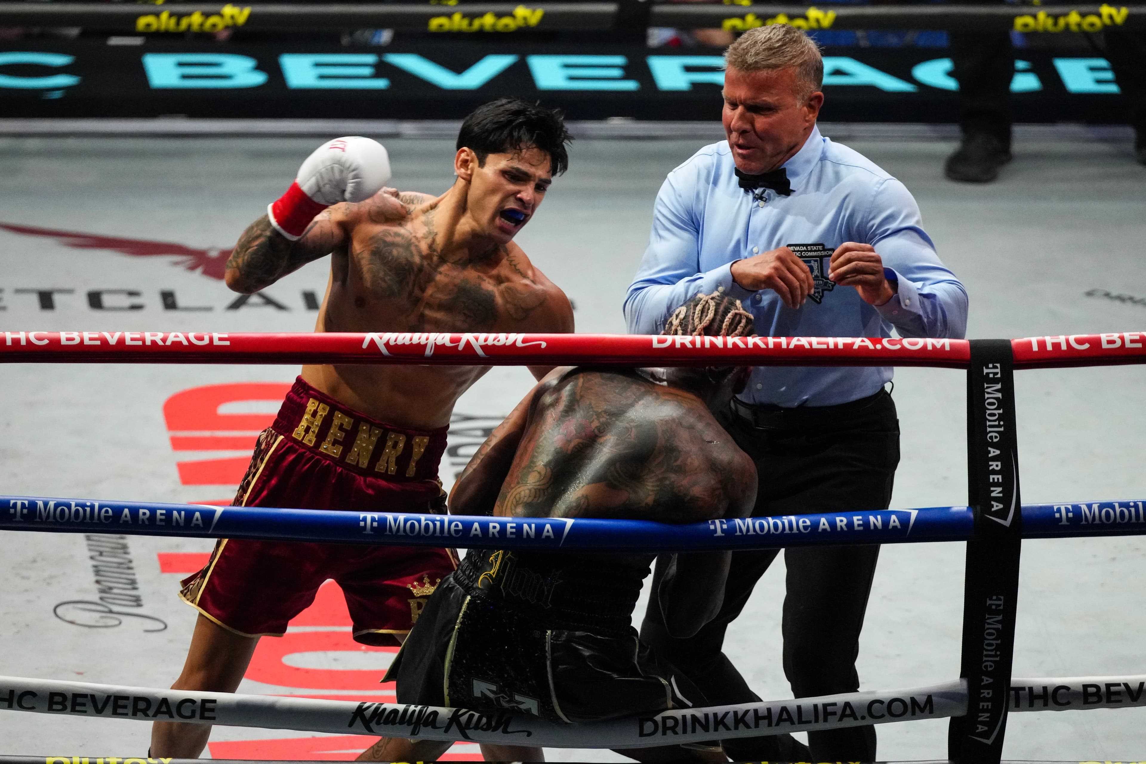 Garcia stops Benn on his feet to retain WBC welterweight title
