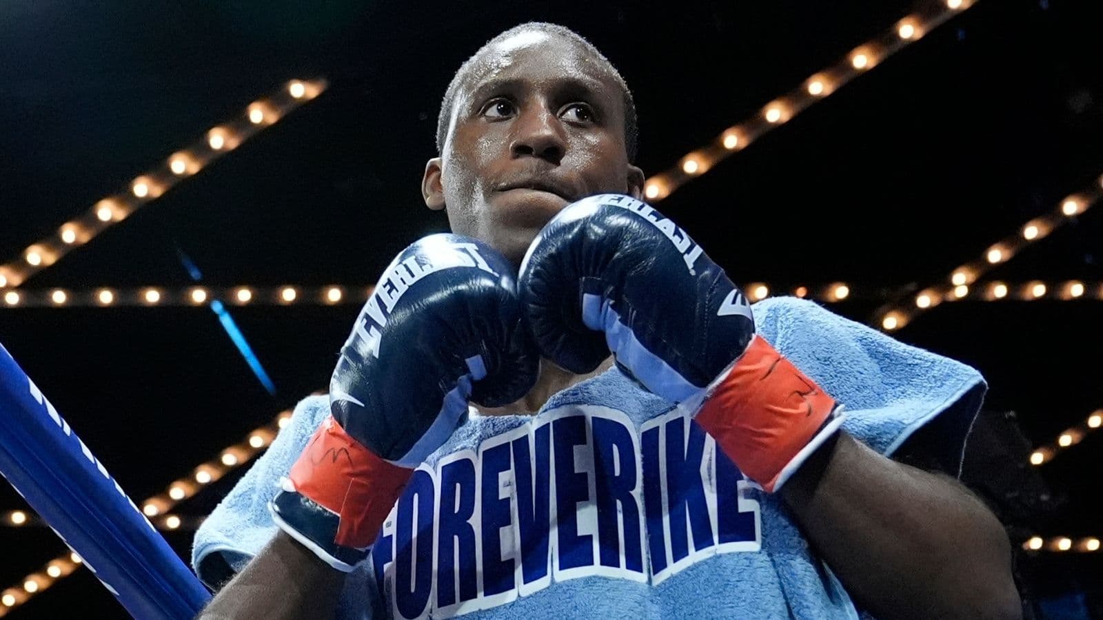 Carrington makes successful first defense of WBC featherweight title